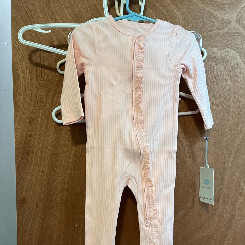 NWT baby’s size 12 months onies by cloud island